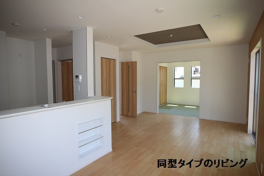 同仕様写真(内観) ハーフ対面キッチンになっています。 リビングスペースは折上天井、ダイニングスぺースは吹抜になっているので開放感がございます。 ※実際の間取りとは異なります。
