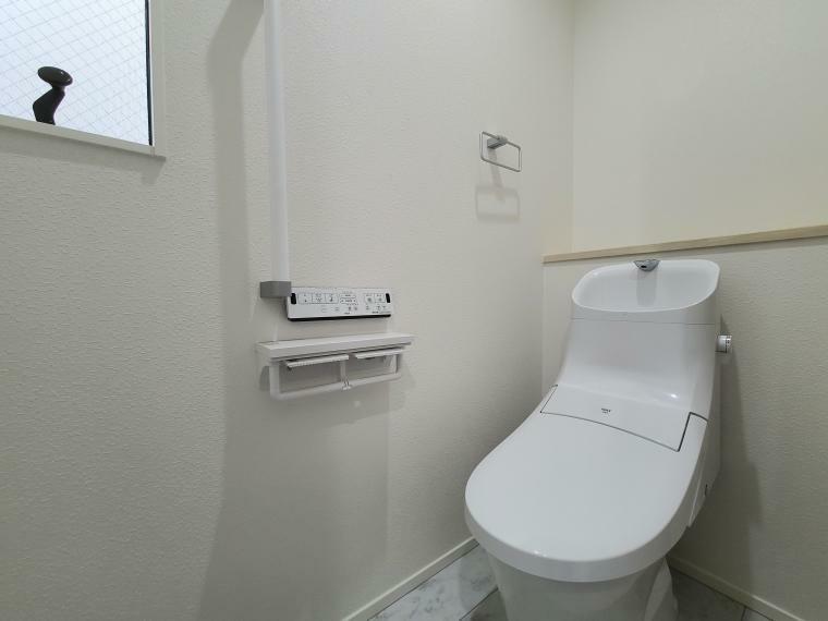トイレ 2階トイレ室。温水シャワー付きオートクローズ便座。