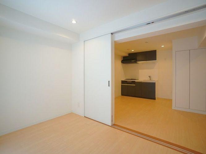 リビングルームの続き間としてもご利用頂けるこちらのお部屋は引き戸でリビングと同じ空間としてご利用頂けると同時に、お部屋としてもお使いいただけます。