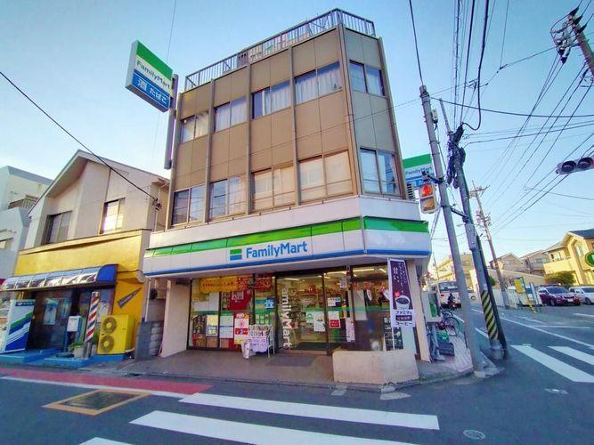 コンビニ ファミリーマート富士見ケ丘店 徒歩4分。