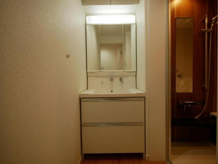 洗面化粧台 見た目の美しさにこわった洗面台を採用しました。三面鏡ならではの機能性と収納力を兼ね備えた洗面台で身だしなみを整えることが出来ます。毎日使うからこそ、清潔感溢れる空間へ。
