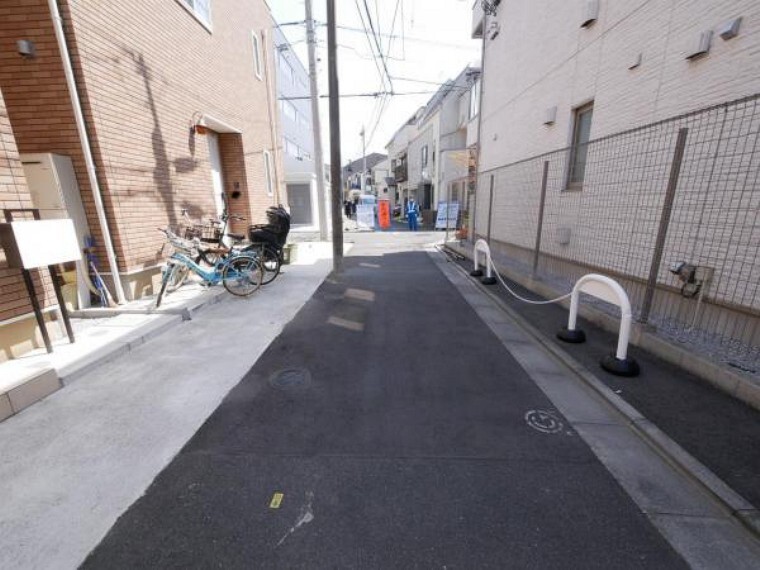 現況写真 車両の交通量も少なく、お子様が急に道路に飛び出してしまっても安心です。お車の運転が苦手な奥さまも安心して駐車できそうです。お子様の通学も安心してお見送り出来ますね。