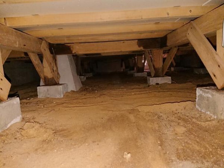 構造・工法・仕様 中古住宅の3大リスクである、雨漏り、主要構造部分の欠陥や腐食、給排水管の漏水や故障を2年間保証します。その前提で床下まで確認の上でリフォームし、シロアリの被害調査と防除工事もおこないます。