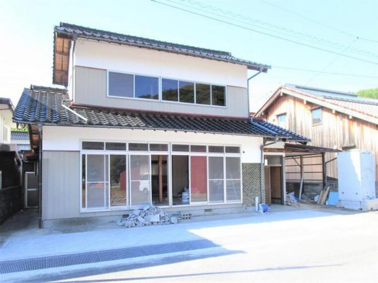 外観・現況 【リフォーム中】閑静な住宅地にある3SLDKのお家です。外壁は塗装を予定しています。