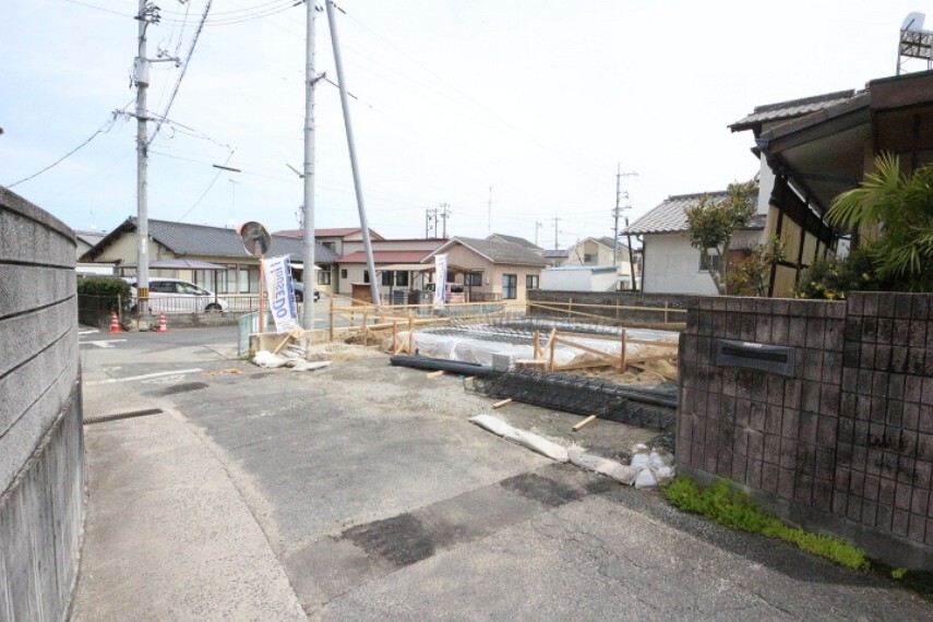 現況外観写真 2021年4月15日撮影 西側前面道路幅:約4m