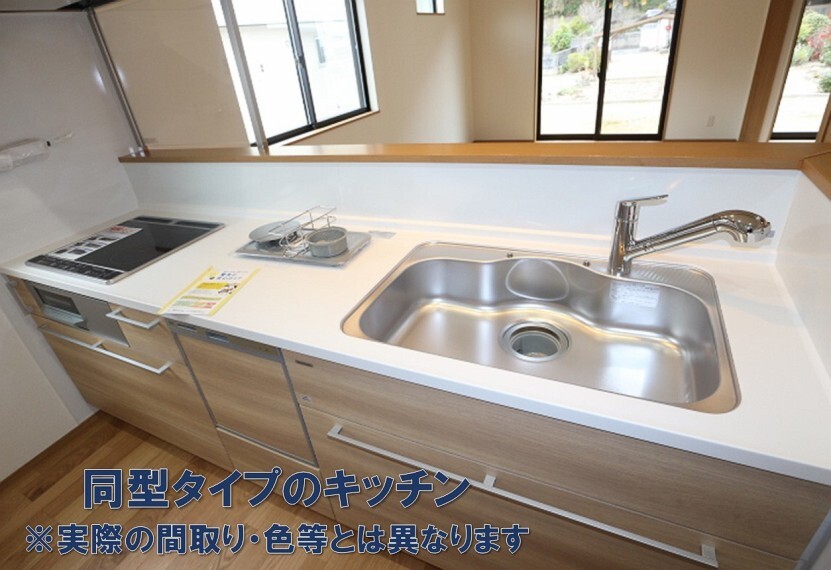 同仕様写真(内観) 約5人分の容量の食器洗浄乾燥機付きのシステムキッチンはソフトモーションレール付のスライド式収納で使いやすいさ 。 カウンターキッチンとなっているので家族の様子を伺いながらお料理ができます。