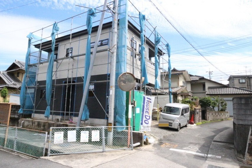 現況外観写真 2021年6月19日撮影 西側前面道路幅:約4m