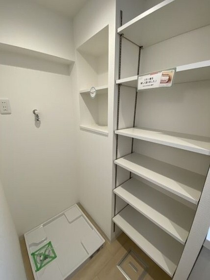 洗面化粧台 タオルなど収納できるリネン庫