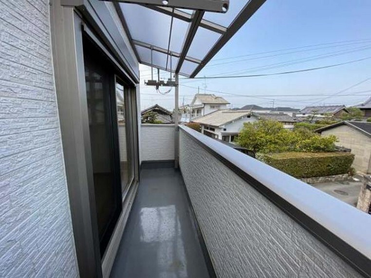 バルコニー 屋根付きバルコニーで雨の日も安心