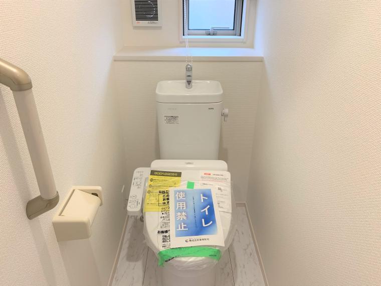 トイレ 1階2階の2ヵ所にトイレを設置しています。温水洗浄便座付きなので快適にご使用いただけます。小窓も備わっており、換気もしやすいです。