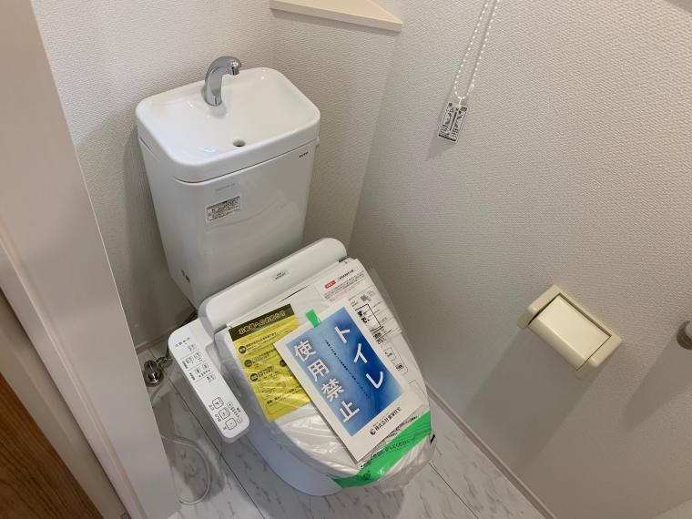 トイレ 1階2階の2ヵ所にトイレを設置しています。温水洗浄便座付きなので快適にご使用いただけます。小窓も備わっており、換気もしやすいです。