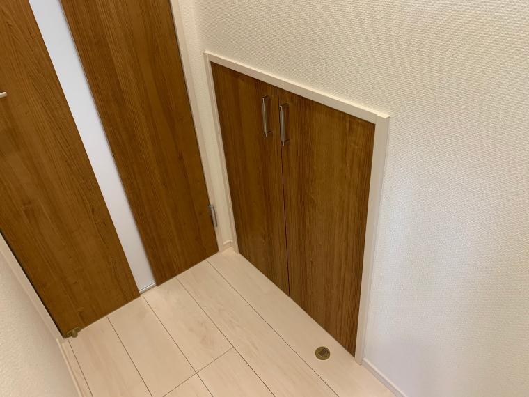 2階廊下には収納付き