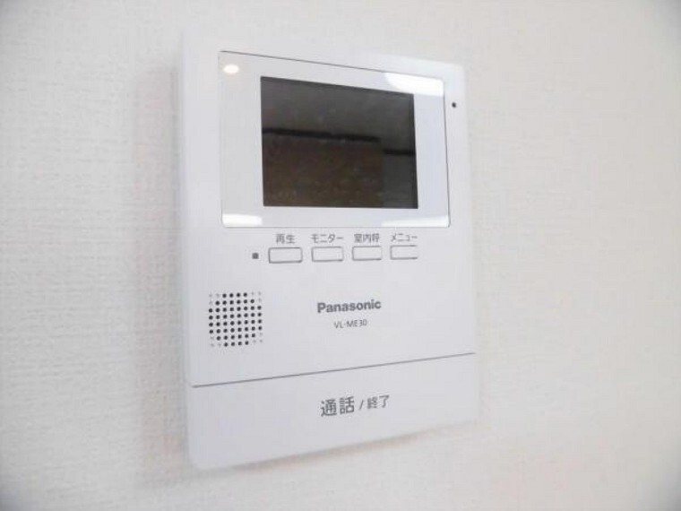 【同仕様写真】新しく設置するドアホンはカラーモニター付き。LDKに設置のモニターで玄関にいらしたお客様を確認してから応対できます。留守中の来客も記録できるので防犯面でも安心ですね。