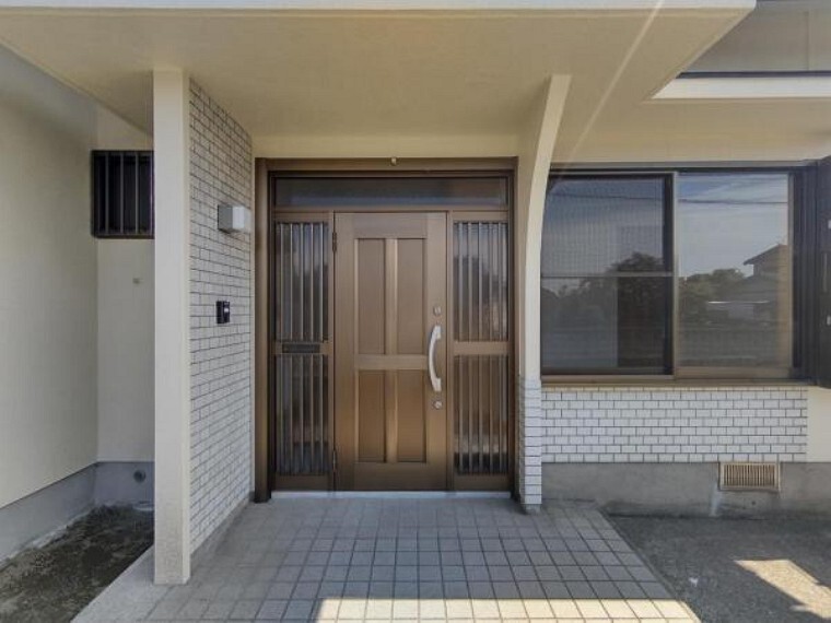 玄関 【リフォーム済】玄関ドアは新品に交換しました。玄関ポーチは屋根付きなので、雨の日でも立ち話ができますね。