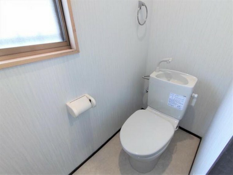 トイレ 【リフォーム済】トイレは新品に交換しました。壁・天井のクロス、床のクッションフロアも張り替えて、清潔感溢れる空間になりました。