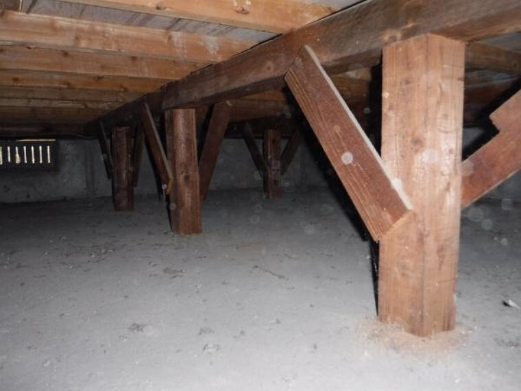 構造・工法・仕様 中古住宅の3大リスクである、雨漏り、主要構造部分の欠陥や腐食、給排水管の漏水や故障を2年間保証します。その前提で床下まで確認の上でリフォームし、シロアリの被害調査と防除工事もおこないます。