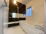 浴室 【浴室】浴室はハウステック製の1坪タイプのユニットバスに交換しました。浴槽には滑り止めの凹凸があり、床は濡れた状態でも滑りにくい加工がされている安心設計です。