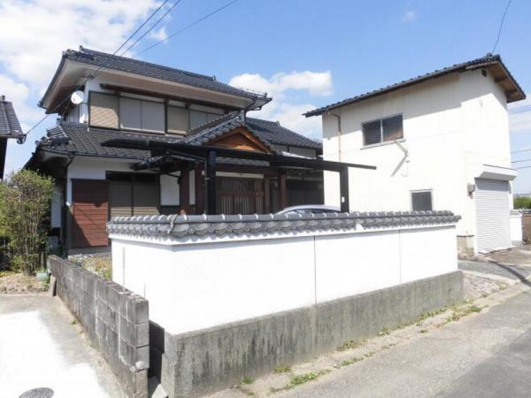 外観写真 【リフォーム中】建物56坪の和風住宅です。倉庫は解体して駐車場を拡張します。