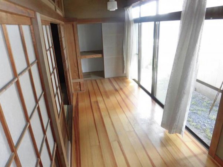 【リフォーム中】1階南向きの広縁です。太陽の光が入り、明るい空間です。