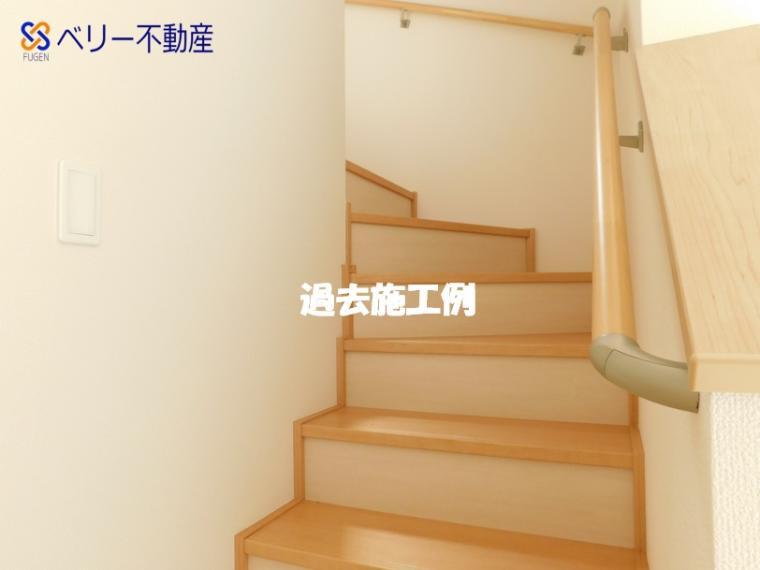 手摺り付きで小さなお子様でも安心ですね。
