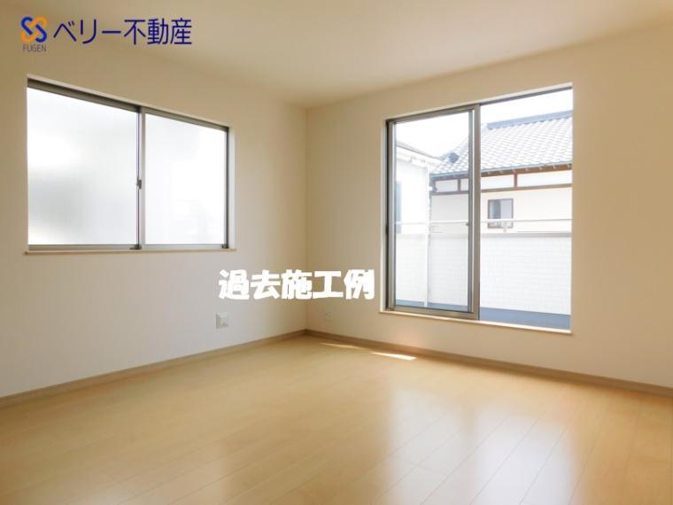 洋室 室内はシンプルな仕様となっており、それぞれの好みに合わせたインテリアで、趣味に合わせてレイアウトしやすくなっております。