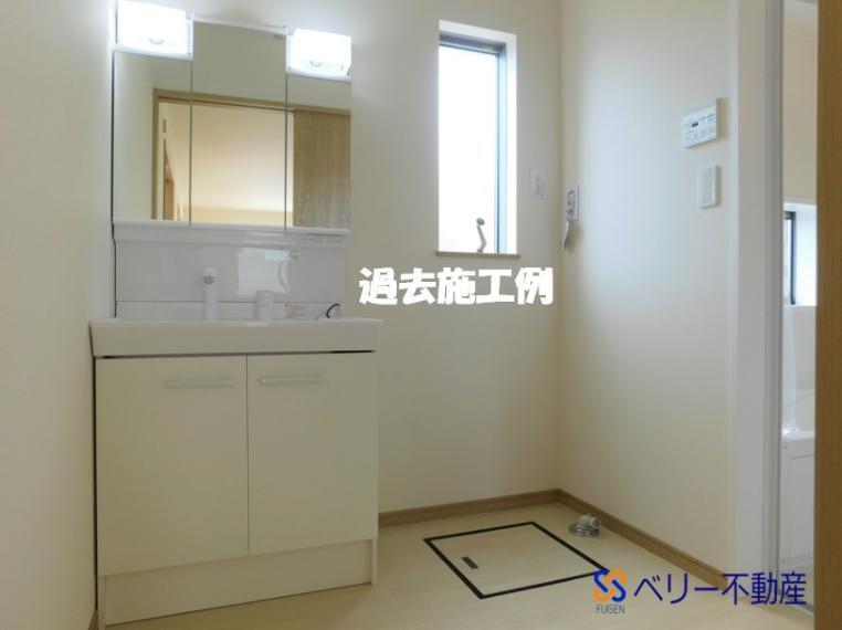 洗面化粧台 収納力と機能性に優れたお手入れラクラク三面鏡洗面化粧台です。朝の身支度もスムーズに!