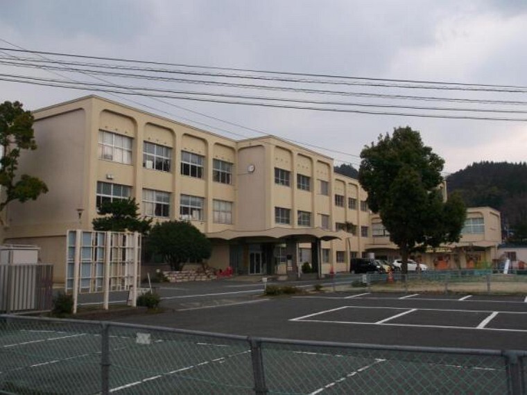 小学校 【近隣写真】鳥取市立河原第一小学校まで、約1400m(徒歩約18分)。学校が近いとお子様の登下校の際も安心ですね。