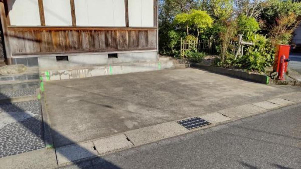 駐車場 【リフォーム中】駐車場は三台停められるように工事を行います。荷物が多い時など、家から出てすぐに車に乗り込めると便利ですよね。