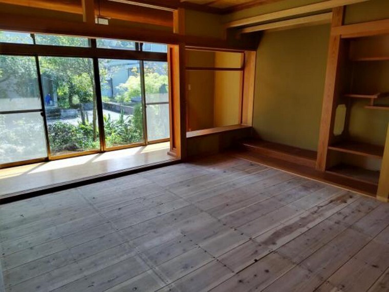 【リフォーム中】1階西側和室は畳の表替えを行い、照明を交換します。隣の和室と続き間になっているので、襖を外して広く使えます。