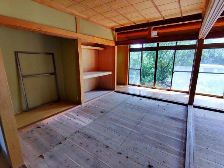 【リフォーム中】1階東側の和室は畳の表替え、障子・襖の張替えを行います。襖を開けると14帖の広さになりますので、親戚の集まりなど大人数で過ごす場所としてもお使い頂けます。