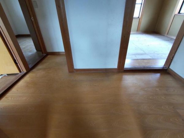 【リフォーム中】二階廊下は、壁と天井のクロスの張替と、照明の交換を行います。右手側が和室、左手側には洋室が二部屋あります。