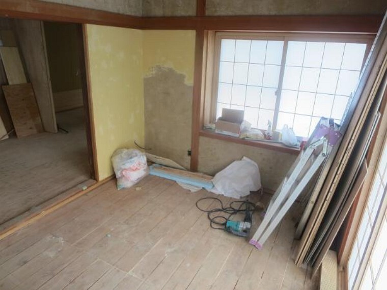 【リフォーム中/和室】南西側の和室は畳を表替え、壁と天井のクロス貼替を行います。
