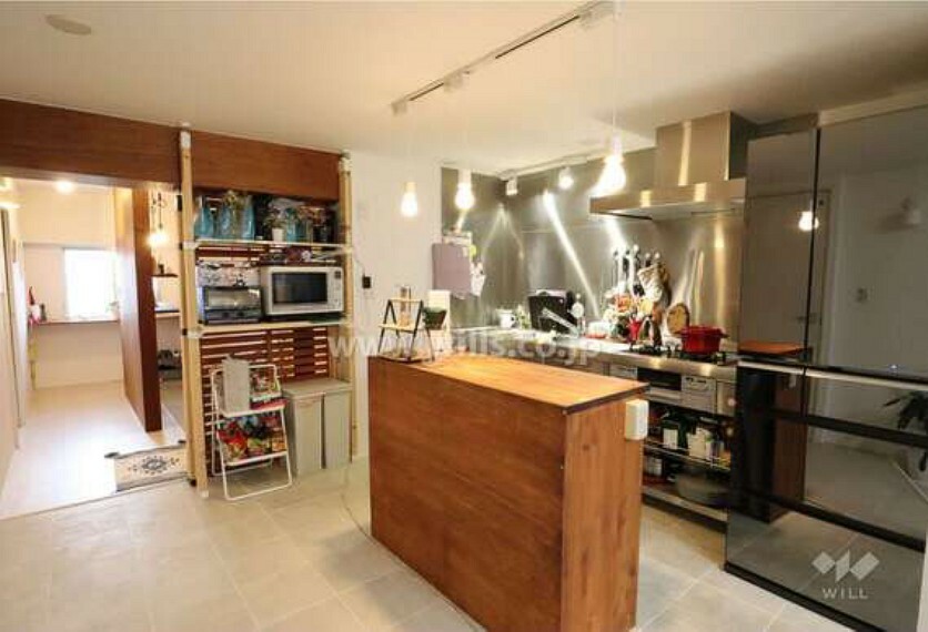 キッチン セパレートタイプで作業がしやすく家事がはかどります！大型の冷蔵庫がすっきり入るスペースがございます。