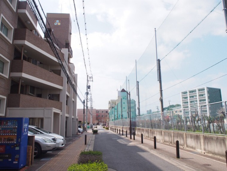 外観写真 歩道付の道路なので、小さなお子様が居る家庭も安心ですね。