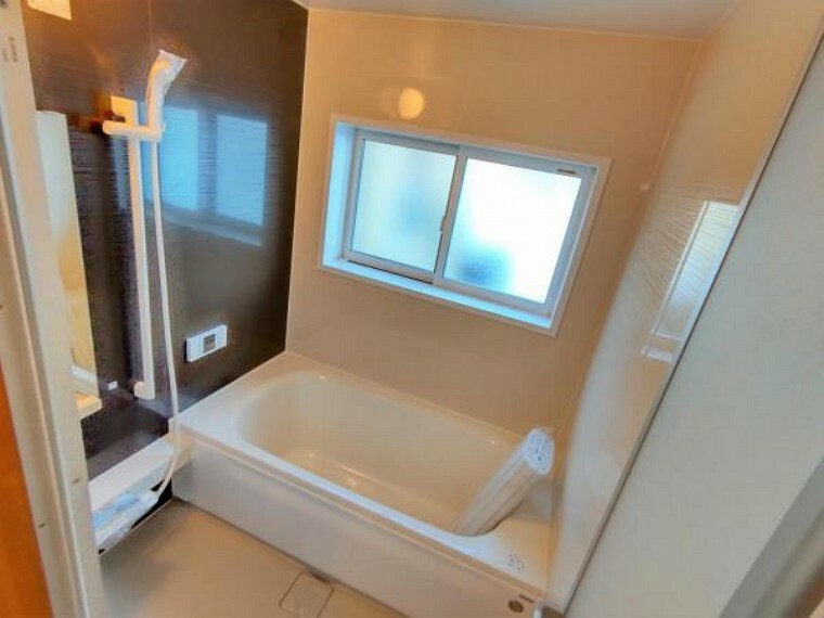 浴室 【リフォーム済】浴室はTOTO製の新品のユニットバスに交換しました。カウンターが壁から離れているので、拭き残しなく簡単にお掃除ができますよ。
