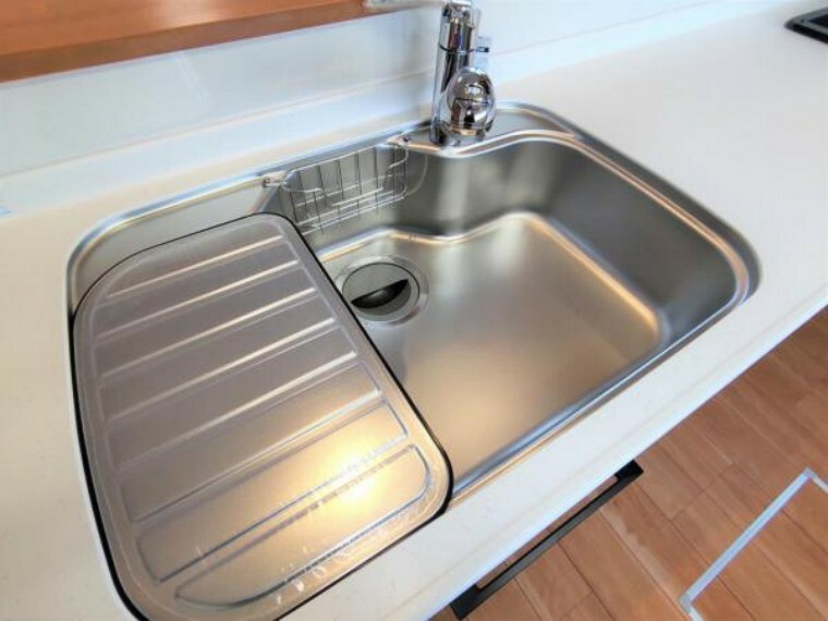キッチン 【リフォーム済】新品交換したキッチンの水栓金具はノズルが伸びてシンクのお手入れもラクラクです。水栓本体には浄水機能が内蔵されていて、おいしいお水をつくります。