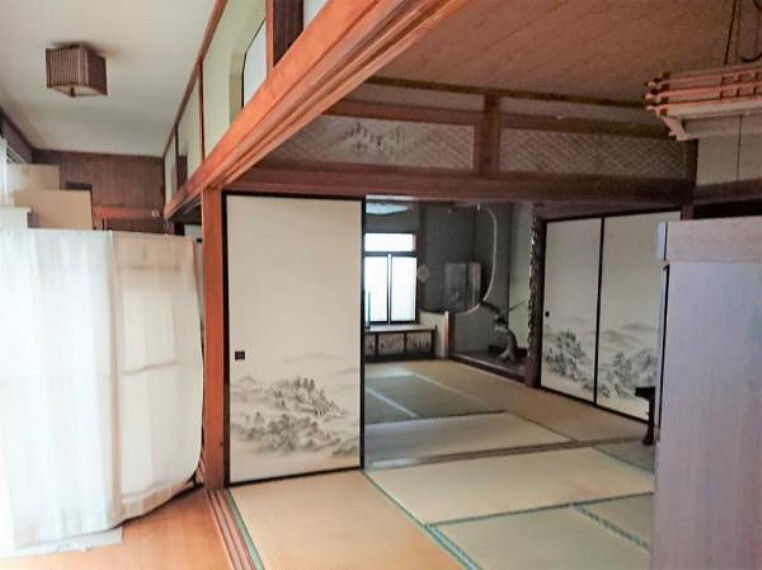 現況写真 【リフォーム前】1階の二間続きの和室です。奥の和室は縁側と一体の洋室に造り替える計画です。