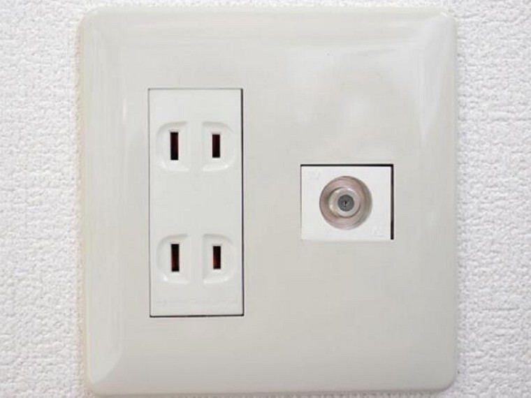 【同仕様写真】各部屋にTVジャックとエアコン用コンセントを設置予定です。別途費用にてアンテナやエアコン、FFストーブ等の設備設置も可能です。お気軽にご相談ください。