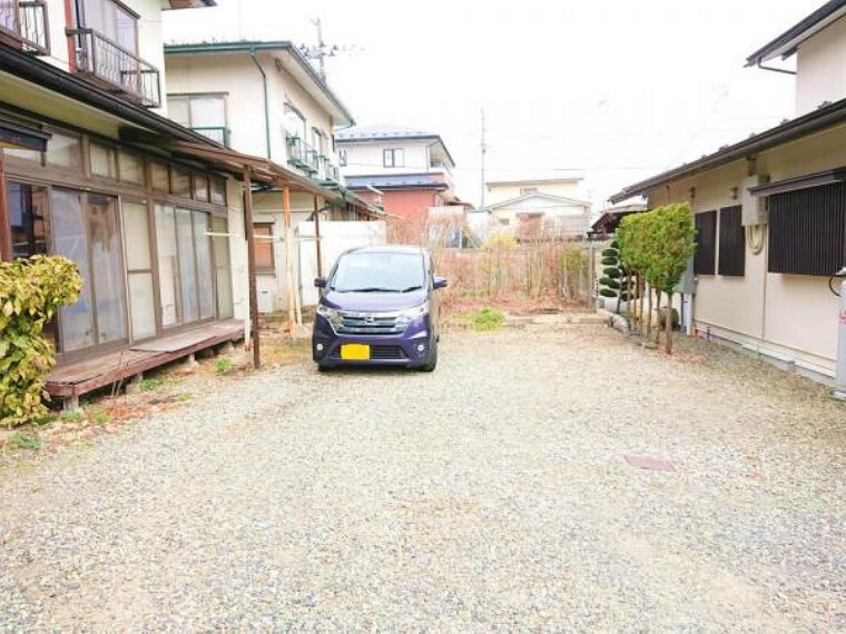 外観写真 【リフォーム中】建物西側からの外観です。既存庇と花壇を撤去し、駐車をしやすくする予定です。