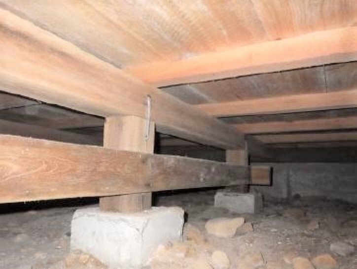 構造・工法・仕様 住宅に瑕疵(雨漏り、構造部分の欠陥や腐食など)があった場合には、弊社が引き渡しから2年間保証します。その前提で床下まで確認の上でリフォームし、シロアリの被害調査と防除工事もおこないます。