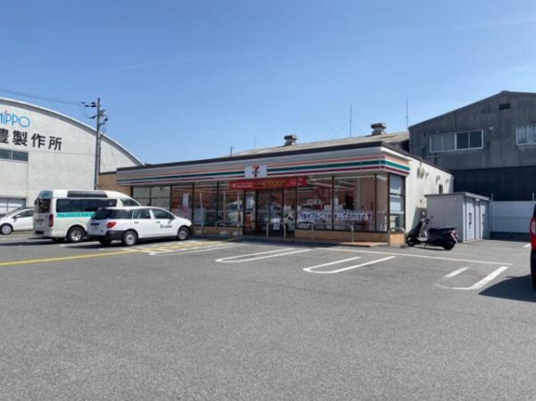コンビニ セブンイレブン 向日南金村店
