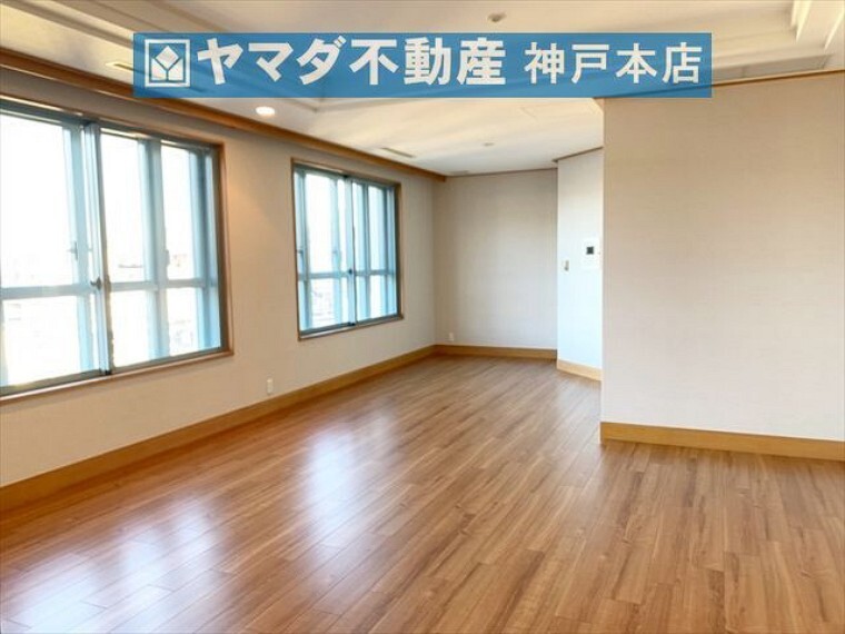 居間・リビング リビングダイニングの広さは約17帖です。東面採光のため朝陽が降り注ぎ気持ちの良いお部屋です。