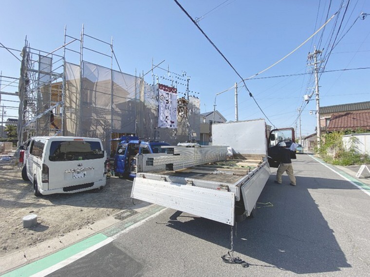現況写真 物件と前面道路になります。