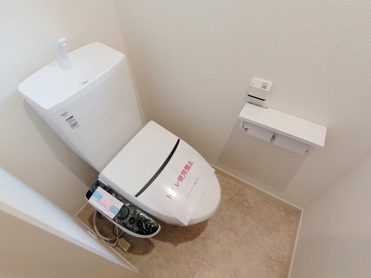 トイレ 清潔な空間を保ちたいトイレは清潔感のあるオフホワイト。毎日使う場所だからこそお手入れも楽々にできる機能を搭載。汚れが付着しにくい便器はお掃除も楽々です。 ■府中市小柳町3 新築一戸建て■