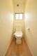 トイレ ウォシュレット付トイレです。窓も付いており換気も出来ます。