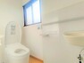 トイレ 【リフォーム済写真】トイレの写真です。クリーニング・壁・天井のクロス、床のクッションフロアを張り替えて、清潔感溢れる空間になりました。