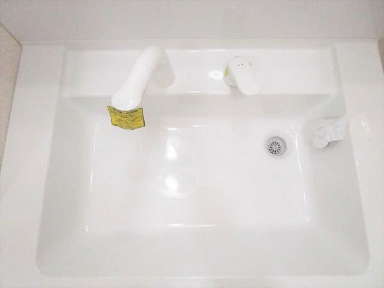 洗面化粧台 新品交換した洗面化粧台の水栓は、お湯と水をきちんと使い分けられるエコな仕様です。お湯のムダづかいを防ぐので、ガス代も節約。家計に優しい設計です。