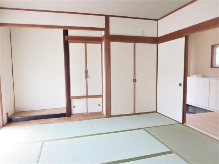 【リフォーム済写真】1階床の間のある和室の写真です。こちらも畳表替え、襖・障子張替え、壁・天井クロス張替えを行いました。お子様のお友達が泊まりに来た時は布団を敷いてみんなで川の字で寝れますよ。