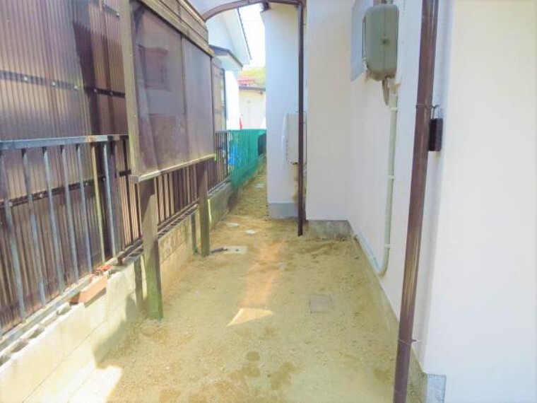 庭 【リフォーム済写真】玄関の横には差し掛けがあります。洗濯物干し場としても自転車置き場としても使うことができますよ。