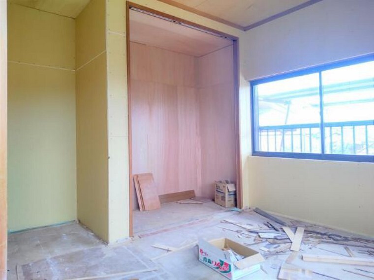 【リフォーム中(5/13撮影)】2階の和室を洋室に変更しております。全部屋南向きなので日が気持ちいですね。